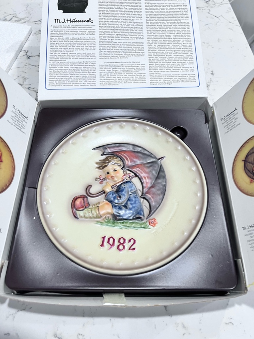 Hummel 1982 Decorative Collector Plate - Cream with Blue & Red Accents
